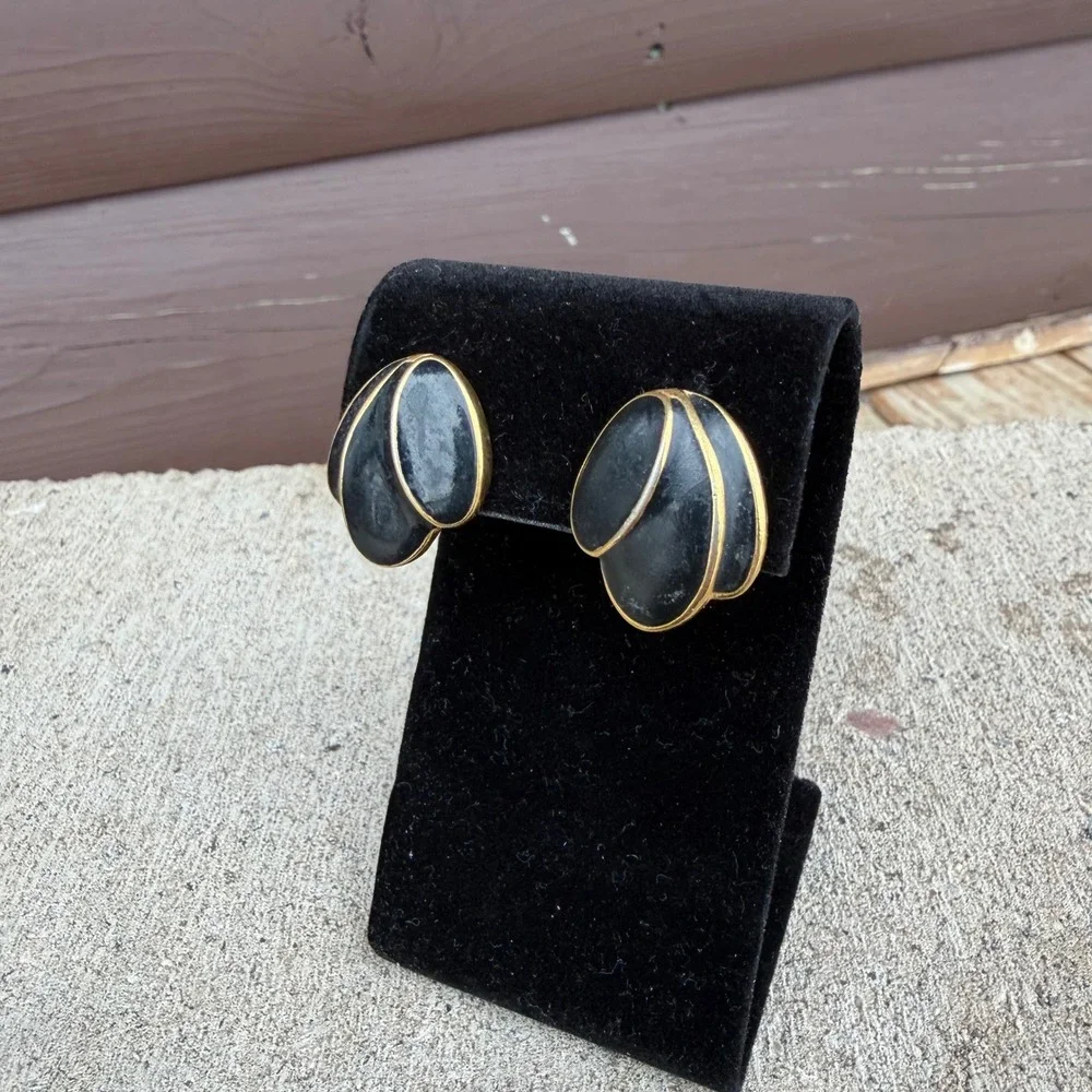 Napier Vintage Stud Earrings Women Black Gold Tone Enamel Scalloped 80s Mob Wife